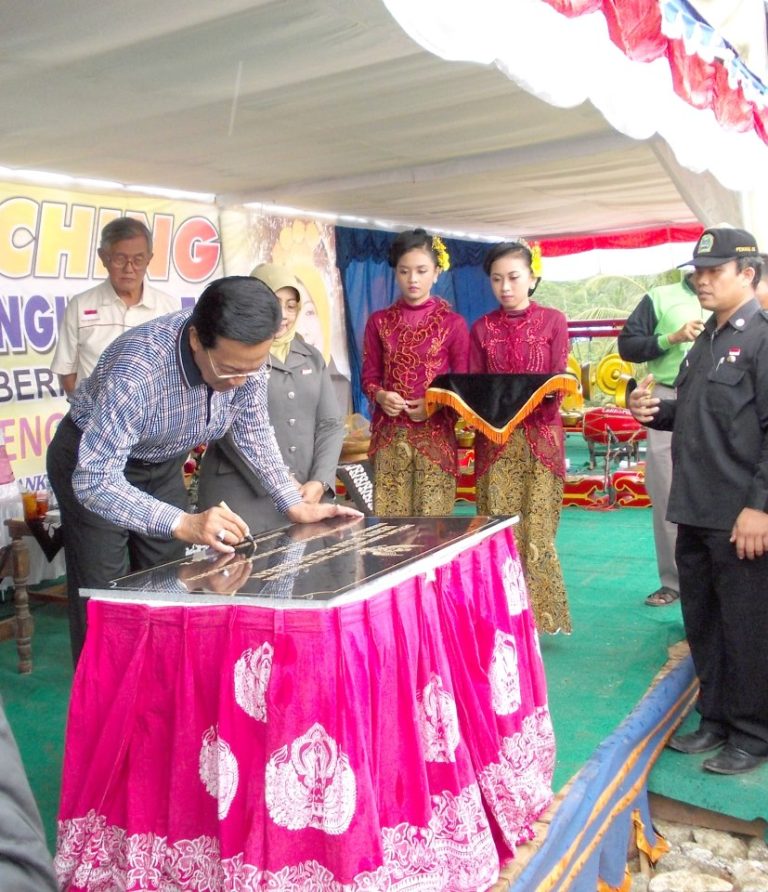 Peresmian SPT Nglanggeran oleh Ngarsa Dhalem HB X disaksikan, Ketua Obor Tani Budi Dharmawan dan Bupati Gunungkidul Badingah.